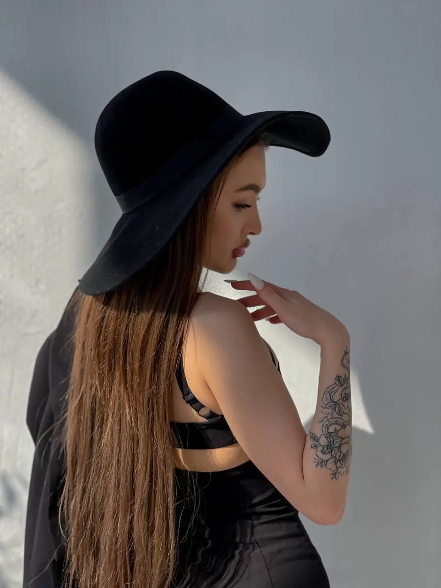 Adel escort in Paris