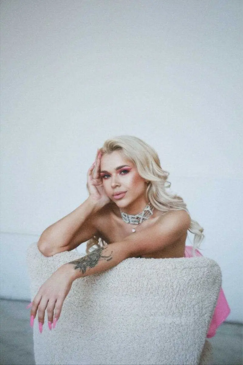 Alice escort in Paris