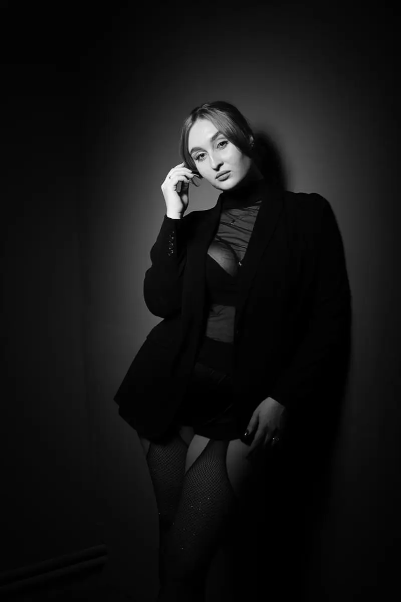 Alya escort in Paris
