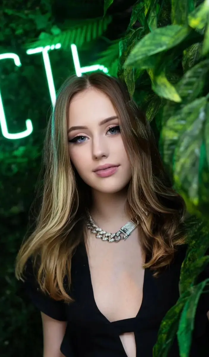 Annabella escort in Paris