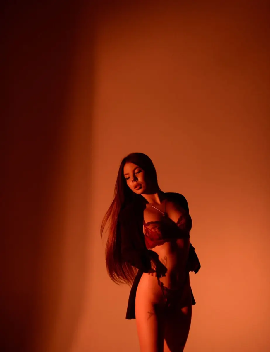Emma escort in Paris
