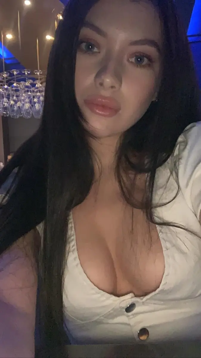 Kira escort in Paris