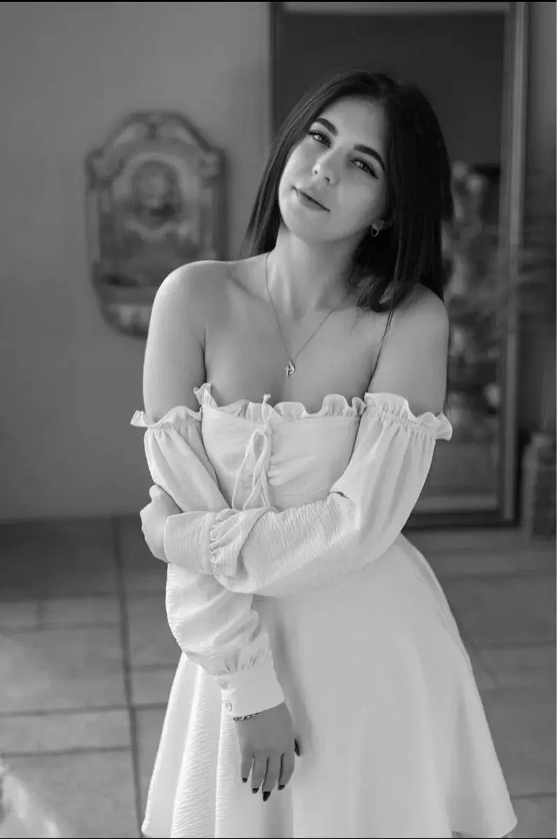 Kira escort in Paris