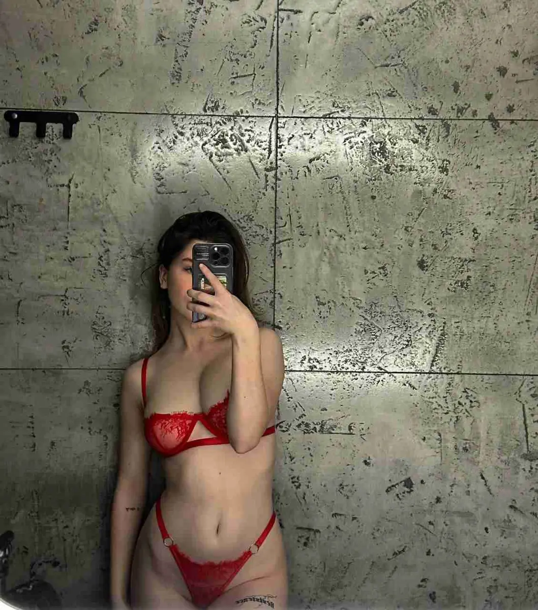 Lena escort in Paris