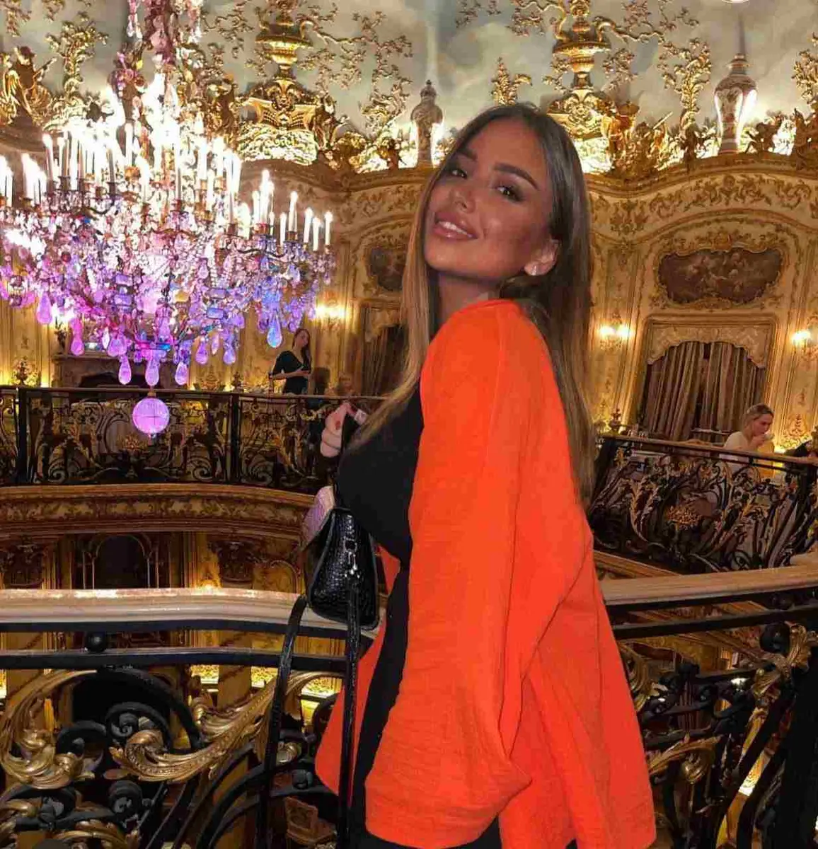 Mira escort in Paris