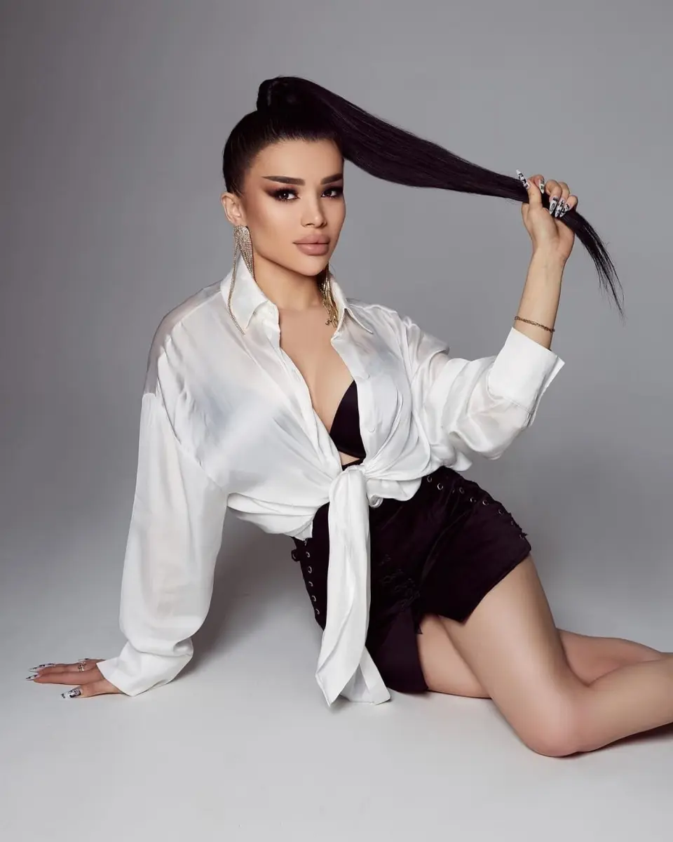 Naya escort in Paris