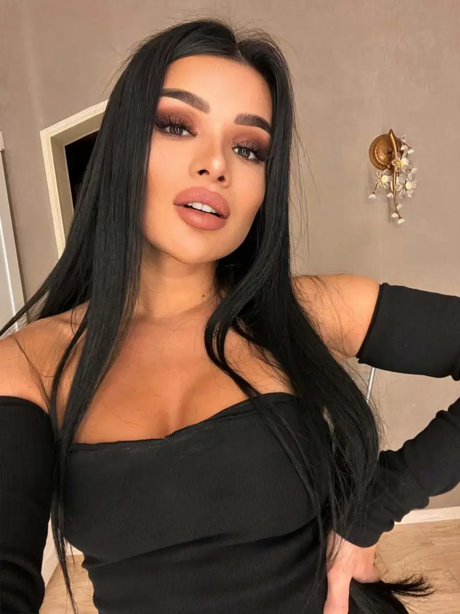 Naya escort in Paris