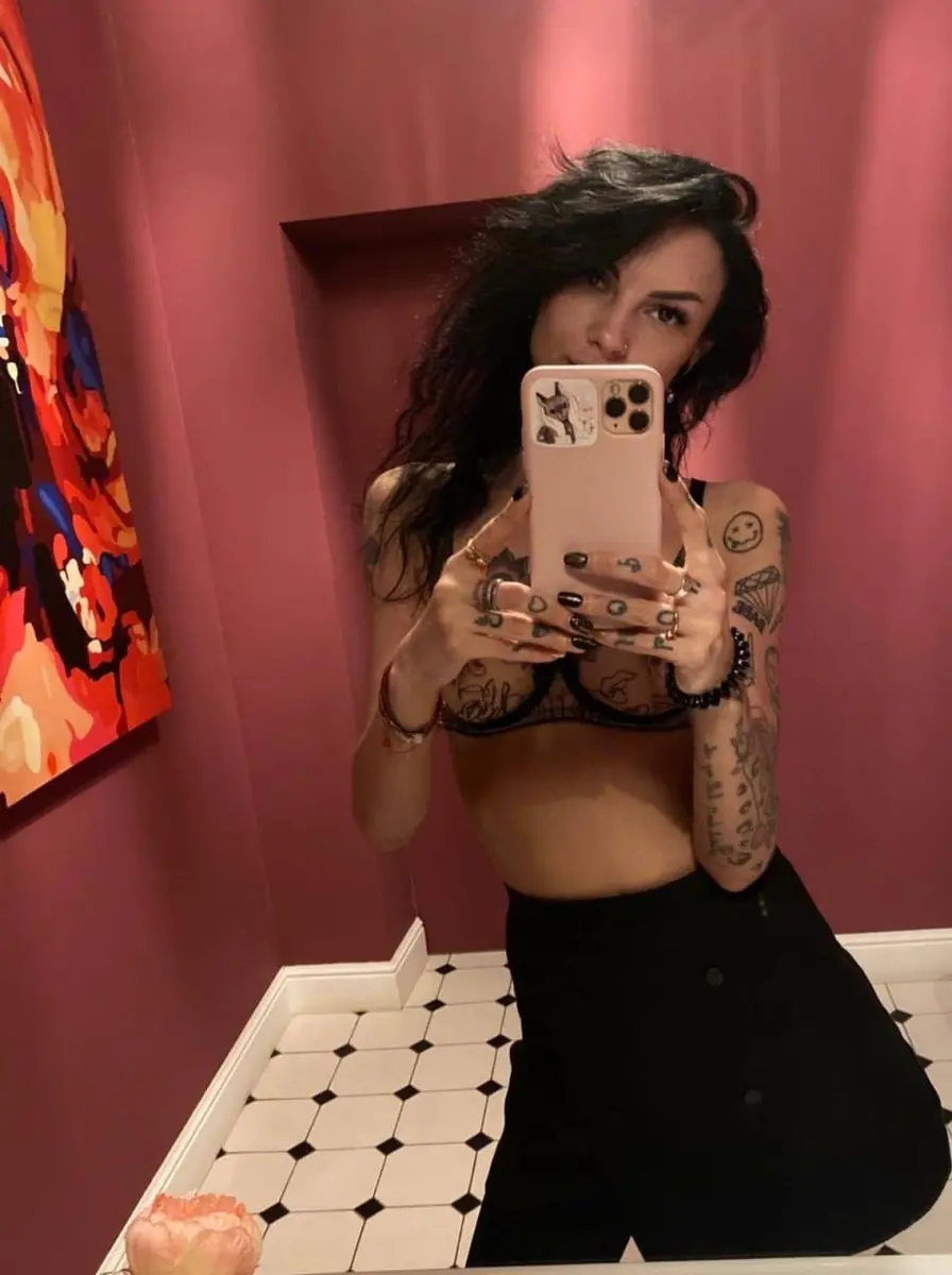 Risha escort in Paris