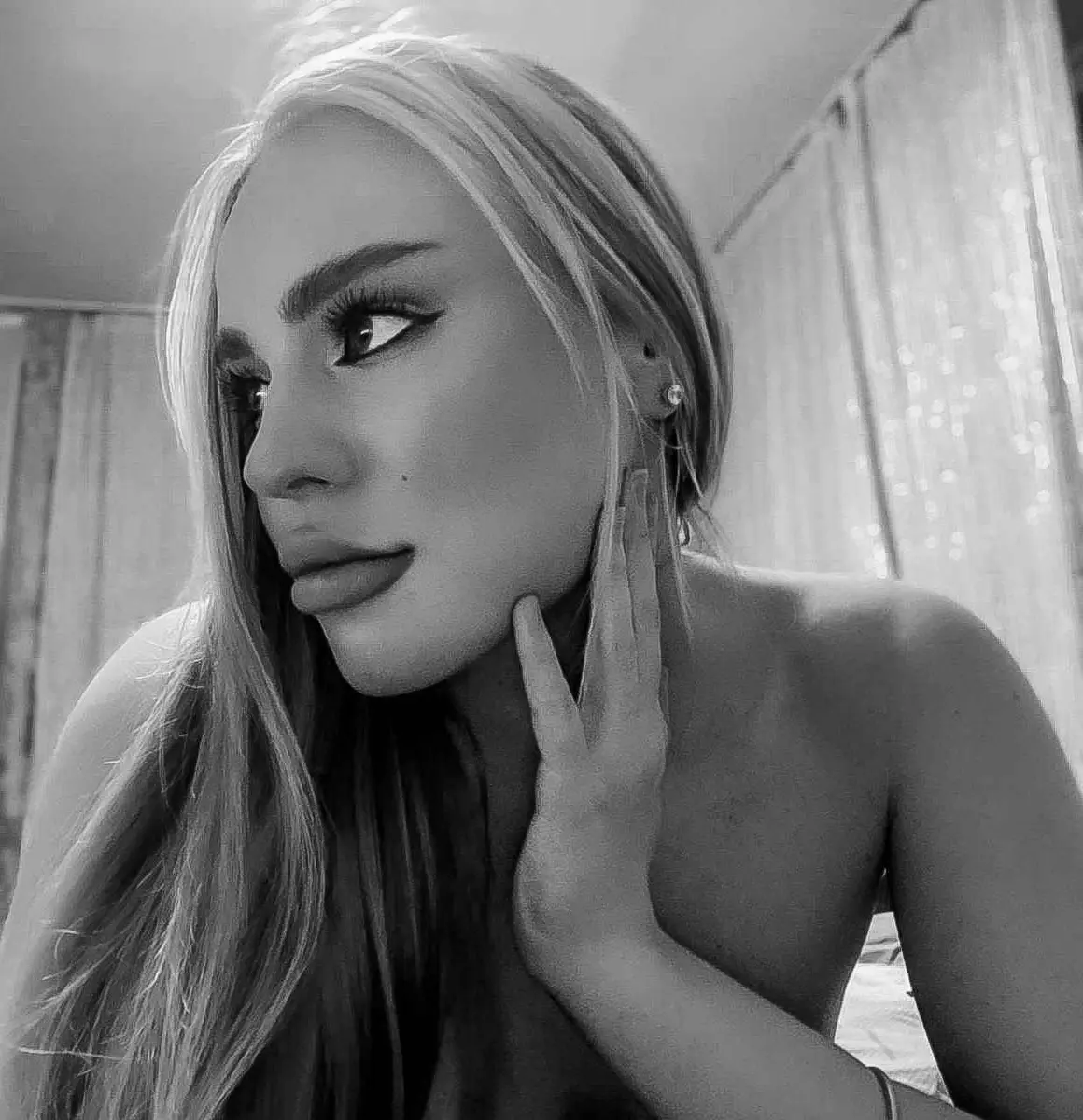 Selima escort in Paris