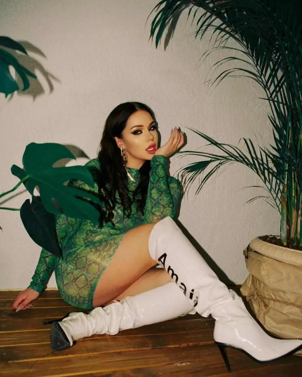 Tina escort in Paris