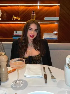 Tina escort in Paris