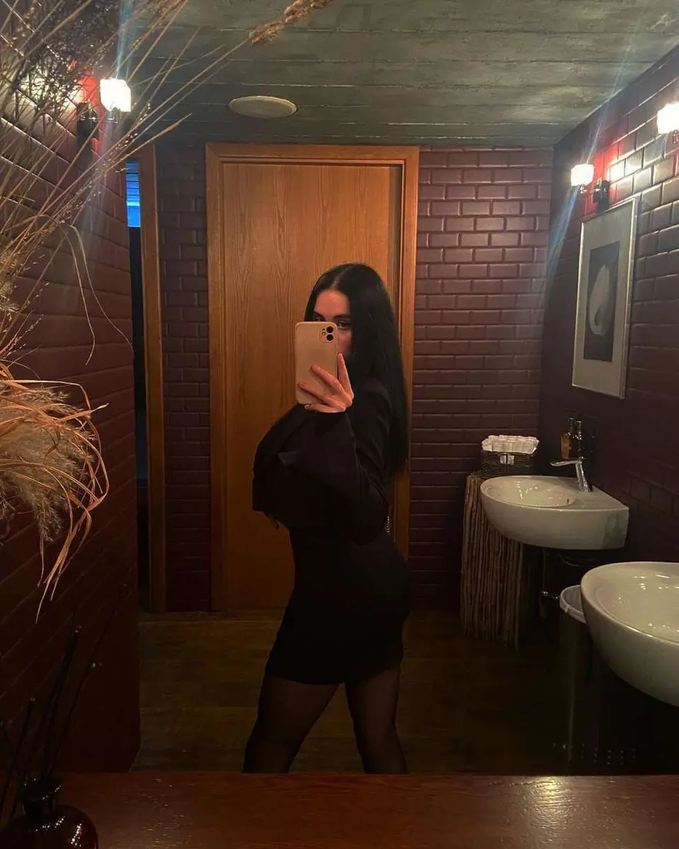 Viola escort in Paris